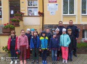 Zdjęcie grupowe uczestników spotkania na tle budynku szkoły.