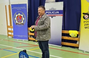 Przedstawiciel International Police Association w Bydgoszczy Pan Wiesław Rzyduch podczas przemówienia dla dzieci.