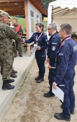 Policjanci podczas odbierania medali.