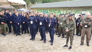 Zdjęcie grupowe zawodników. Przed nimi stoją policjanci z Bydgoszczy, którzy brali udział w zawodach.