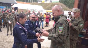 Policjanci z Bydgoszczy podczas odbierania nagród.