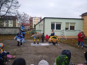 Przy pomocy mini miasteczka ruchu drogowego dzieci ćwiczą pod okiem policjantów i Polfinka przechodzenie przez jezdnię.