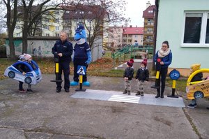 Dzieci i policjanci podczas zajęć dotyczących bezpieczeństwa w ruchu drogowym.