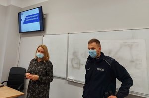 Policjant i policyjny profilaktyk podczas prowadzenia zajęć.