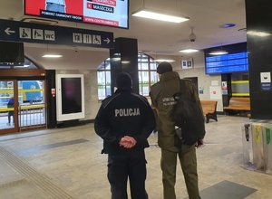 Policjant i Strażnik Graniczny na terenie Dworca PKP.