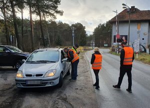 Kontrola drogowa pojazdu marki Renault.