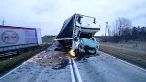 Rozbity renault stojący na drodze. Z lewej strony widoczna część przyczepy od Iveco.