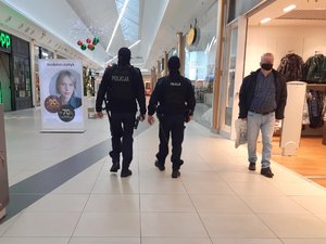 Policjanci podczas kontroli galerii.