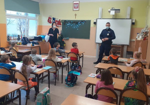 Policjanci prowadzą pogadankę z uczniami.