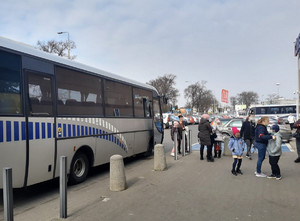 Dzieci wraz z opiekunami wysiadają z autobusu.