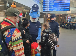 Polfinek i policjant rozmawiają z rodziną z Ukrainy.