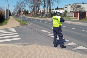 Policjant mierzy prędkość przy drodze