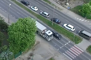 auto osobowe wyprzedza auto ciężarowe na przejściu dla pieszych