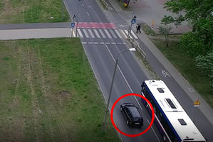 Jadący autobus i auto osobowe.