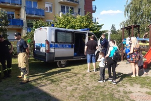 uczestnicy festynu oglądają policyjny radiowóz