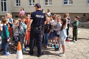 policjant rozmawia z dziećmi