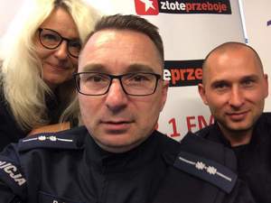 wspólne zdjęcie policjantów z redaktorką