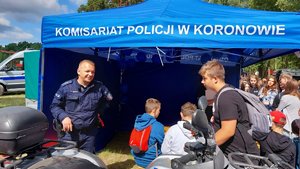 Policjanci i osoby przy policyjnym namiocie profilaktycznym.