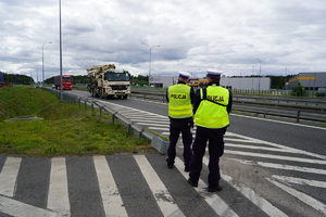 Policjanci podczas pomiaru prędkości.