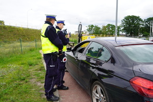 Policjanci podczas kontroli pojazdu.