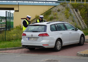 Policjanci kontrolują pojazd.