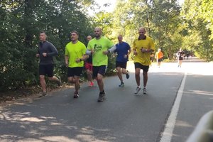 policjanci w strojach sportowych biegną