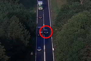 Widok na auto wyprzedzające na podwójnej linii ciągłej.