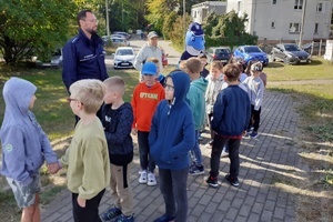 policjant stoi z grupą dzieci