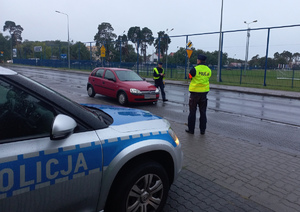 Policjanci kontrolują pojazd.