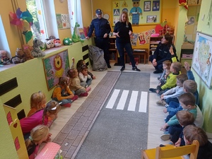 policyjny profilaktyk Monika Gosz rozmawia z przedszkolakami