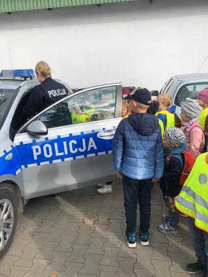 policjantka pokazuje dzieciom radiowóz