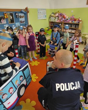 policjant kuca wśród dzieci