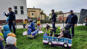 Dzieci ćwiczą w autochodzikach pod okiem policjantów.