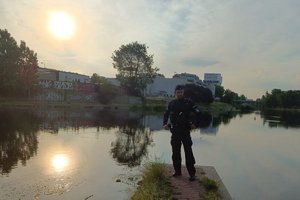 umundurowany policjant post. Marcin Rychczyński stoi nad brzegiem rzeki