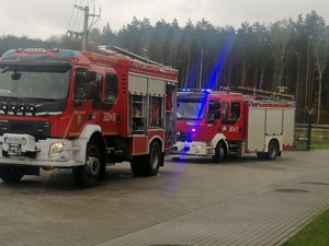 Wozy bojowe Straży Pożarnej na terenie bazy LPR.