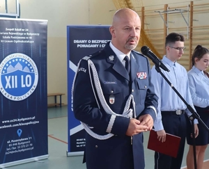 Komendant Wojewódzki Policji w Bydgoszczy przemawia do uczniów