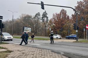 policjant daje sygnał do zatrzymania pojazdom