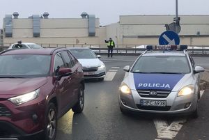 policjant kieruje ruchem na skrzyżowaniu