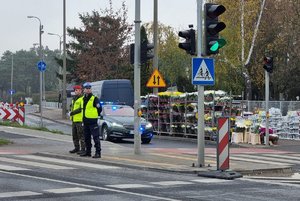 policjant i żandarm stoją przy przejściu dla pieszych