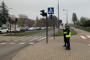 policjanci stoją przed skrzyżowaniem