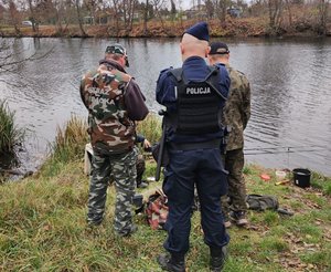 Patrol podczas legitymowania wędkarza.