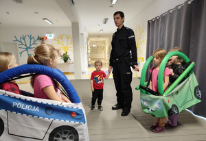 policjant i dzieci podczas nauki przy pomocy Autochodzika