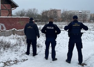 Policjanci i funkcjonariusze SOK podczas patrolu.