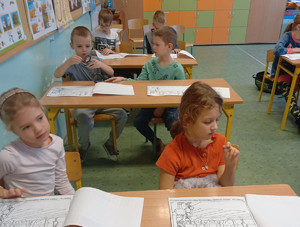 Dzieci podczas lekcji.