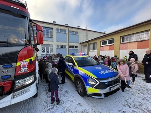 uczniowie oglądają pojazdy służbowe