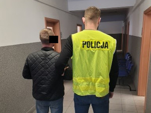 policjant i zatrzymany- widok z tyłu