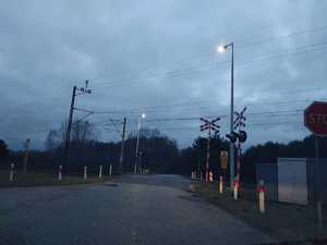 ujęcie na przejazd kolejowy ze znakiem STOP i sygnalizacją świetlną