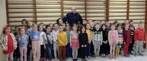 policjant pozuje razem z dziećmi do wspólnego zdjęcia