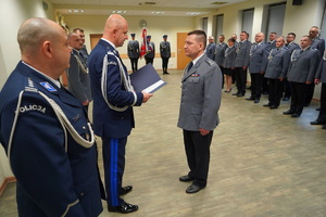 Komendant Wojewódzki Policji w Bydgoszczy przekazuje rozkaz odchodzącemu na emeryturę Zastępcy Komendanta Miejskiego Policji w Bydgoszczy