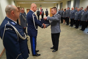 Komendant Wojewódzki Policji w Bydgoszczy przekazuje rozkaz odchodzącemu na emeryturę Zastępcy Komendanta Miejskiego Policji w Bydgoszczy